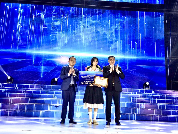 Trường ĐH Công nghiệp TP HCM thưởng đậm cho 9 thủ khoa- Ảnh 1. Trường ĐH Công nghiệp TP HCM thưởng đậm cho 9 thủ khoa- Ảnh 1.