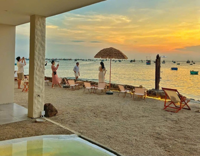Xử phạt quán cà phê ở Mũi Né ném rác xuống biển- Ảnh 2. Xử phạt quán cà phê ở Mũi Né ném rác xuống biển- Ảnh 2.