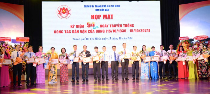 Báo Người Lao Động được tuyên dương điển hình "Dân vận khéo" năm 2024- Ảnh 2. Báo Người Lao Động được tuyên dương điển hình "Dân vận khéo" năm 2024- Ảnh 2.