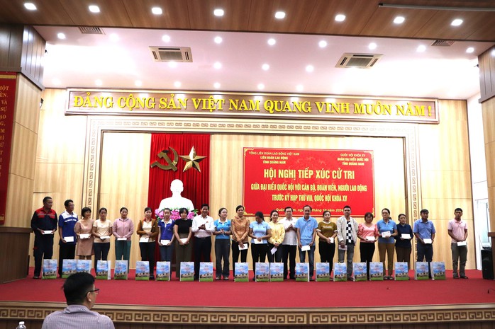 Đại biểu Quốc hội tiếp xúc cử tri công nhân Quảng Nam- Ảnh 3. Đại biểu Quốc hội tiếp xúc cử tri công nhân Quảng Nam- Ảnh 3.