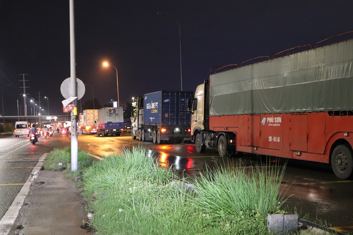 TP HCM: Xe container đậu tràn lan bất chấp biển cấm - Ảnh 1. TP HCM: Xe container đậu tràn lan bất chấp biển cấm - Ảnh 1.