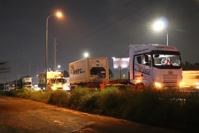 TP HCM: Xe container đậu tràn lan bất chấp biển cấm - Ảnh 4. TP HCM: Xe container đậu tràn lan bất chấp biển cấm - Ảnh 4.
