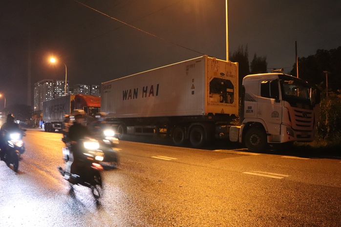 TP HCM: Xe container đậu tràn lan bất chấp biển cấm - Ảnh 9. TP HCM: Xe container đậu tràn lan bất chấp biển cấm - Ảnh 9.