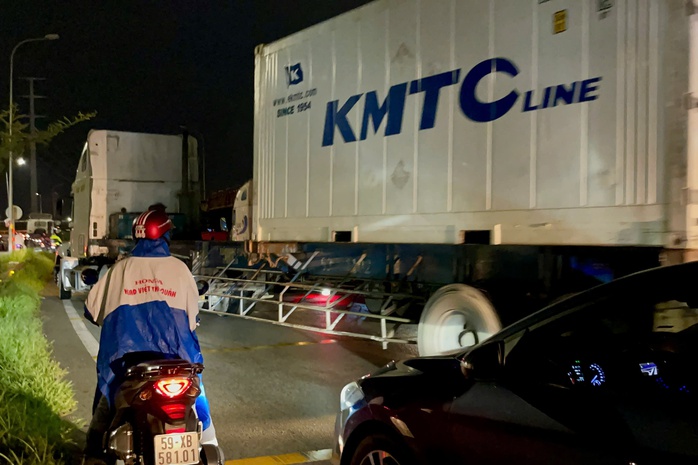 TP HCM: Xe container đậu tràn lan bất chấp biển cấm - Ảnh 7. TP HCM: Xe container đậu tràn lan bất chấp biển cấm - Ảnh 7.