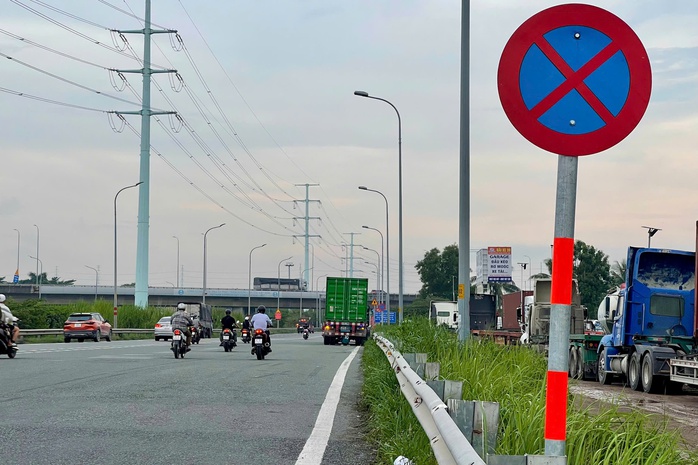 TP HCM: Xe container đậu tràn lan bất chấp biển cấm - Ảnh 3. TP HCM: Xe container đậu tràn lan bất chấp biển cấm - Ảnh 3.