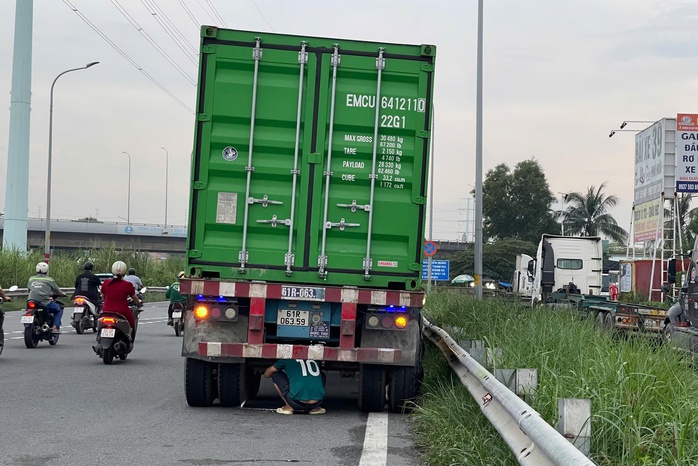 TP HCM: Xe container đậu tràn lan bất chấp biển cấm - Ảnh 8. TP HCM: Xe container đậu tràn lan bất chấp biển cấm - Ảnh 8.