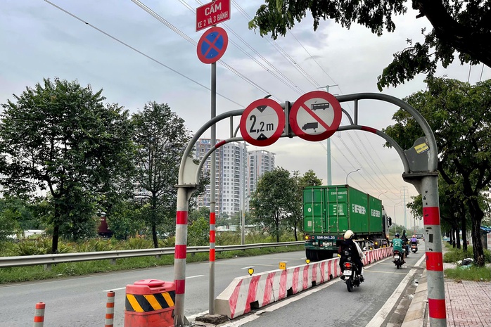 TP HCM: Xe container đậu tràn lan bất chấp biển cấm - Ảnh 2. TP HCM: Xe container đậu tràn lan bất chấp biển cấm - Ảnh 2.
