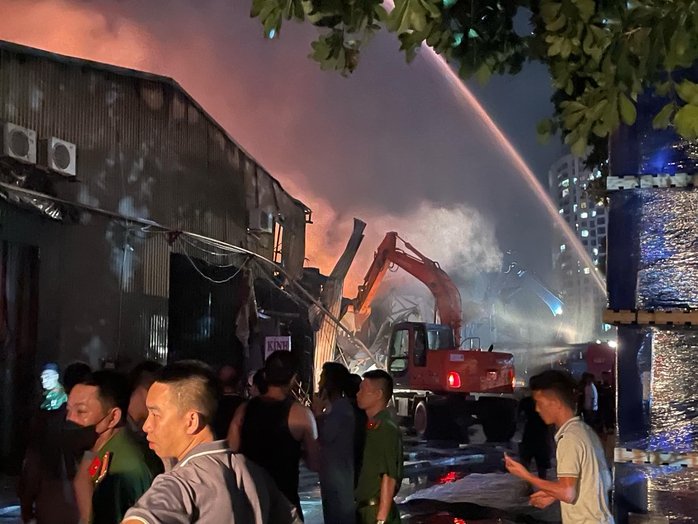 Nhà kho, xưởng cháy lớn, cảnh sát dùng máy xúc mở đường dập lửa- Ảnh 4. Nhà kho, xưởng cháy lớn, cảnh sát dùng máy xúc mở đường dập lửa- Ảnh 4.