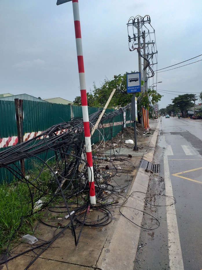 Dây cáp viễn thông chiếm hết điểm dừng xe buýt- Ảnh 1.