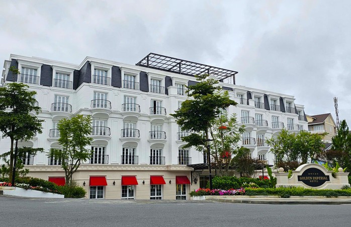 Khách sạn Golden Imperial đang hoạt động với biển hiệu được đánh dấu 5 sao Khách sạn Golden Imperial đang hoạt động với biển hiệu được đánh dấu 5 sao