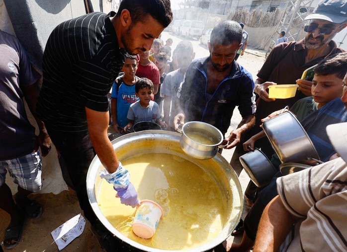 Người dân Palestine nhận thức ăn từ thiện tại TP Khan Younis ở Dải Gaza hôm 16-10Ảnh: Reuters Người dân Palestine nhận thức ăn từ thiện tại TP Khan Younis ở Dải Gaza hôm 16-10Ảnh: Reuters
