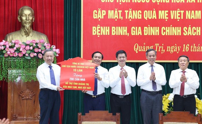 Tổng Bí thư, Chủ tịch nước Tô Lâm trao tượng trưng 200 căn nhà hỗ trợ nhân dân tỉnh Quảng Trị xóa nhà tạm, nhà dột nát. Ảnh: TTXVN Tổng Bí thư, Chủ tịch nước Tô Lâm trao tượng trưng 200 căn nhà hỗ trợ nhân dân tỉnh Quảng Trị xóa nhà tạm, nhà dột nát. Ảnh: TTXVN
