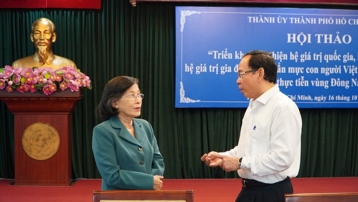 Ủy viên Bộ Chính trị, Bí thư Thành ủy TP HCM Nguyễn Văn Nên trao đổi với bà Phạm Phương Thảo - nguyên Phó Bí thư Thành ủy, nguyên Chủ tịch HĐND TP HCM - bên lề hội thảo Ủy viên Bộ Chính trị, Bí thư Thành ủy TP HCM Nguyễn Văn Nên trao đổi với bà Phạm Phương Thảo - nguyên Phó Bí thư Thành ủy, nguyên Chủ tịch HĐND TP HCM - bên lề hội thảo