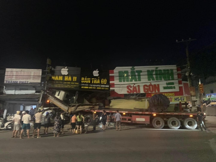 Ớn lạnh xe container tông ô tô 7 chỗ rồi lao vào nhà dân trên Quốc lộ 51- Ảnh 1. Ớn lạnh xe container tông ô tô 7 chỗ rồi lao vào nhà dân trên Quốc lộ 51- Ảnh 1.
