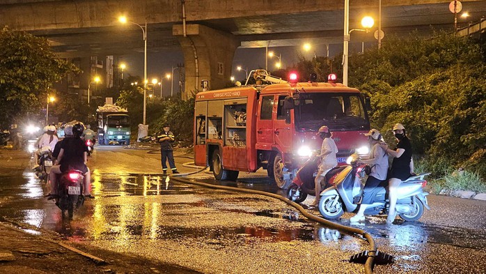 Nhà kho, xưởng cháy lớn, cảnh sát dùng máy xúc mở đường dập lửa- Ảnh 6. Nhà kho, xưởng cháy lớn, cảnh sát dùng máy xúc mở đường dập lửa- Ảnh 6.