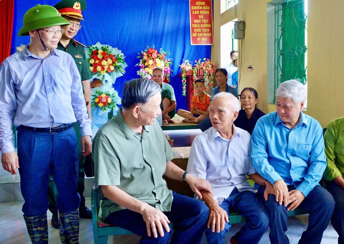 Tổng Bí thư, Chủ tịch nước Tô Lâm (ngồi bìa trái) và Chủ tịch Ủy ban Trung ương MTTQ Việt Nam Đỗ Văn Chiến (bìa phải) thăm hỏi, động viên người dân bị ảnh hưởng bởi cơn bão số 3 tại xã Trường Sinh, huyện Sơn Dương, tỉnh Tuyên Quang Tổng Bí thư, Chủ tịch nước Tô Lâm (ngồi bìa trái) và Chủ tịch Ủy ban Trung ương MTTQ Việt Nam Đỗ Văn Chiến (bìa phải) thăm hỏi, động viên người dân bị ảnh hưởng bởi cơn bão số 3 tại xã Trường Sinh, huyện Sơn Dương, tỉnh Tuyên Quang