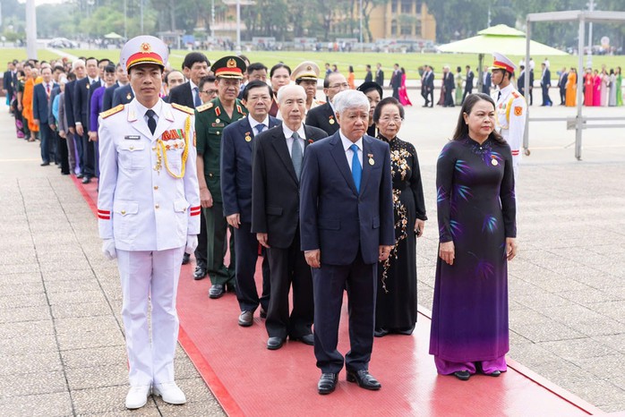 Các đại biểu tham dự Đại hội vào Lăng viếng Chủ tịch Hồ Chí Minh vào sáng 16-10. Ảnh: QUANG VINH Các đại biểu tham dự Đại hội vào Lăng viếng Chủ tịch Hồ Chí Minh vào sáng 16-10. Ảnh: QUANG VINH