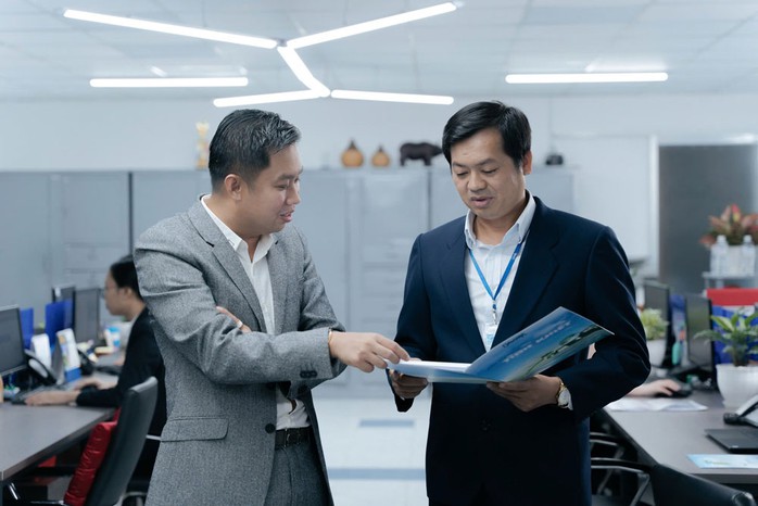 Ông Lê Như Vũ, Tổng Giám đốc Công ty TNHH Nước uống tinh khiết Sài Gòn (bên trái), luôn gần gũi với người lao động Ông Lê Như Vũ, Tổng Giám đốc Công ty TNHH Nước uống tinh khiết Sài Gòn (bên trái), luôn gần gũi với người lao động
