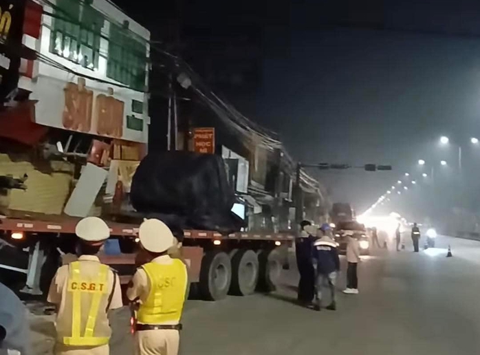 Ớn lạnh xe container tông ô tô 7 chỗ rồi lao vào nhà dân trên Quốc lộ 51- Ảnh 2. Ớn lạnh xe container tông ô tô 7 chỗ rồi lao vào nhà dân trên Quốc lộ 51- Ảnh 2.