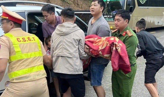 Tai nạn xe khách, 1 người chết, nhiều người bị thương- Ảnh 1. Tai nạn xe khách, 1 người chết, nhiều người bị thương- Ảnh 1.