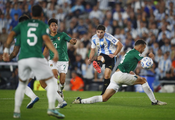 Messi tỏa sáng ở tuổi 37 tại vòng loại World Cup, bắt kịp kỷ lục của Cristiano Ronaldo- Ảnh 3. Messi tỏa sáng ở tuổi 37 tại vòng loại World Cup, bắt kịp kỷ lục của Cristiano Ronaldo- Ảnh 3.