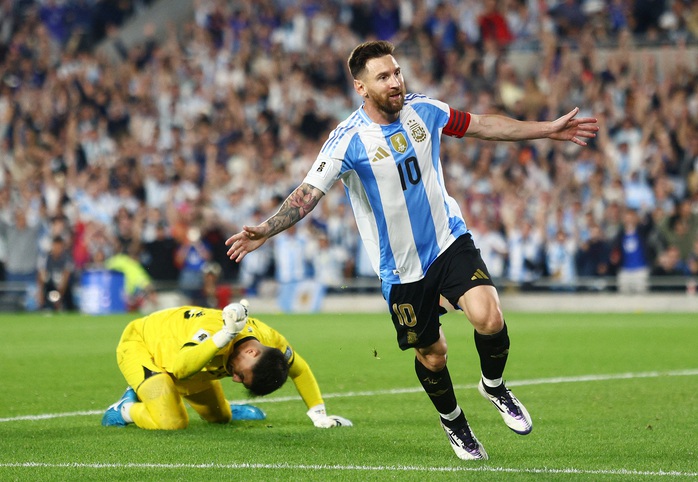 Messi tỏa sáng ở tuổi 37 tại vòng loại World Cup, bắt kịp kỷ lục của Cristiano Ronaldo- Ảnh 2. Messi tỏa sáng ở tuổi 37 tại vòng loại World Cup, bắt kịp kỷ lục của Cristiano Ronaldo- Ảnh 2.
