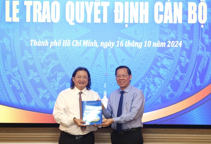 Chủ tịch UBND TP HCM trao quyết định cho ông Nguyễn Minh Nhựt- Ảnh 1. Chủ tịch UBND TP HCM trao quyết định cho ông Nguyễn Minh Nhựt- Ảnh 1.