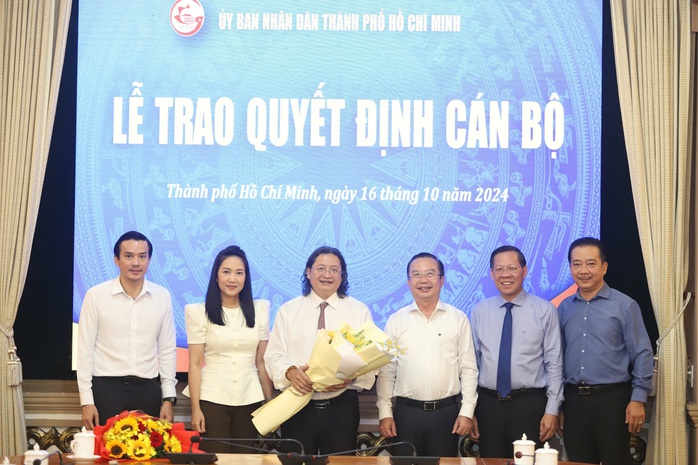 Chủ tịch UBND TP HCM trao quyết định cho ông Nguyễn Minh Nhựt- Ảnh 2. Chủ tịch UBND TP HCM trao quyết định cho ông Nguyễn Minh Nhựt- Ảnh 2.