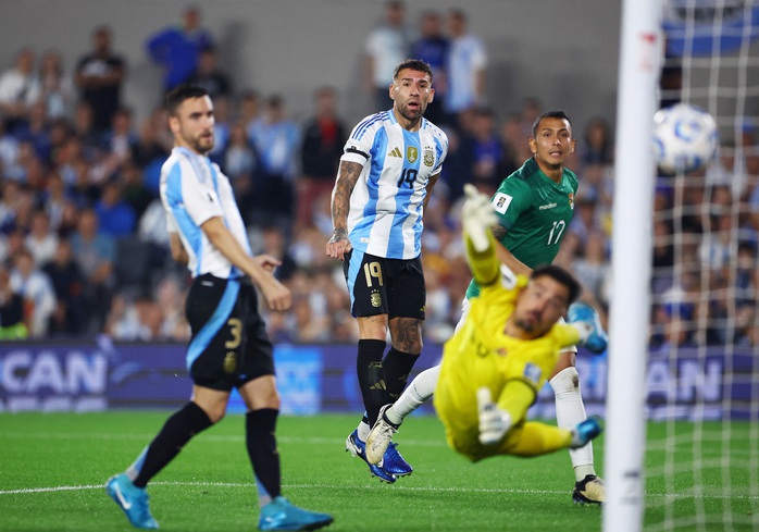 Messi tỏa sáng ở tuổi 37 tại vòng loại World Cup, bắt kịp kỷ lục của Cristiano Ronaldo- Ảnh 4. Messi tỏa sáng ở tuổi 37 tại vòng loại World Cup, bắt kịp kỷ lục của Cristiano Ronaldo- Ảnh 4.