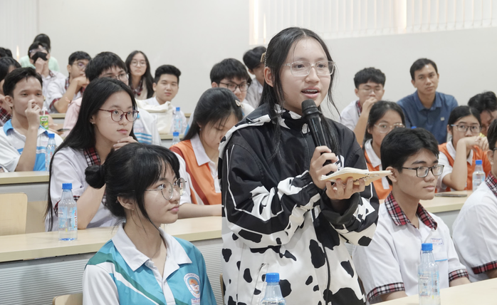 Học sinh thích thú với tên lửa, băn khoăn liệu AI có hủy diệt con người?- Ảnh 1. Học sinh thích thú với tên lửa, băn khoăn liệu AI có hủy diệt con người?- Ảnh 1.