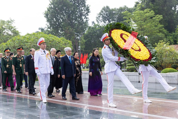 Đoàn đại biểu tham dự Đại hội MTTQ Việt Nam lần thứ X vào Lăng viếng Chủ tịch Hồ Chí Minh- Ảnh 4. Đoàn đại biểu tham dự Đại hội MTTQ Việt Nam lần thứ X vào Lăng viếng Chủ tịch Hồ Chí Minh- Ảnh 4.