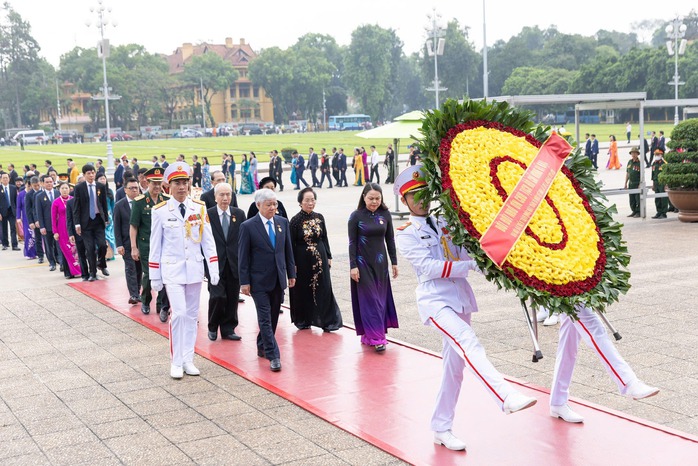 Đoàn đại biểu tham dự Đại hội MTTQ Việt Nam lần thứ X vào Lăng viếng Chủ tịch Hồ Chí Minh- Ảnh 1. Đoàn đại biểu tham dự Đại hội MTTQ Việt Nam lần thứ X vào Lăng viếng Chủ tịch Hồ Chí Minh- Ảnh 1.