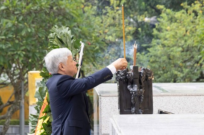 Đoàn đại biểu tham dự Đại hội MTTQ Việt Nam lần thứ X vào Lăng viếng Chủ tịch Hồ Chí Minh- Ảnh 5. Đoàn đại biểu tham dự Đại hội MTTQ Việt Nam lần thứ X vào Lăng viếng Chủ tịch Hồ Chí Minh- Ảnh 5.