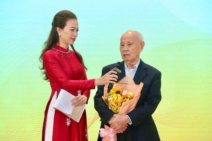 NSƯT - ca sĩ Ánh Tuyết "hát chay" đầy cảm xúc- Ảnh 1. NSƯT - ca sĩ Ánh Tuyết "hát chay" đầy cảm xúc- Ảnh 1.