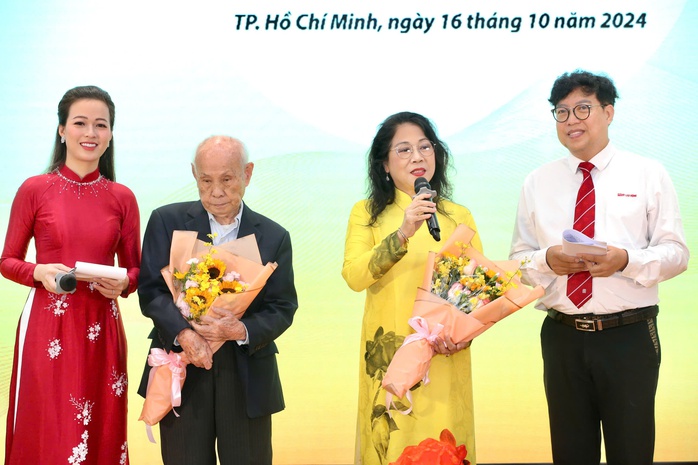 NSƯT - ca sĩ Ánh Tuyết "hát chay" đầy cảm xúc- Ảnh 3. NSƯT - ca sĩ Ánh Tuyết "hát chay" đầy cảm xúc- Ảnh 3.