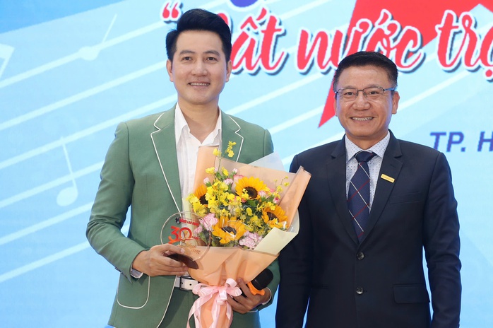 Ca sĩ Nguyễn Phi Hùng: TP HCM đã chắp cánh ước mơ của tôi- Ảnh 2. Ca sĩ Nguyễn Phi Hùng: TP HCM đã chắp cánh ước mơ của tôi- Ảnh 2.