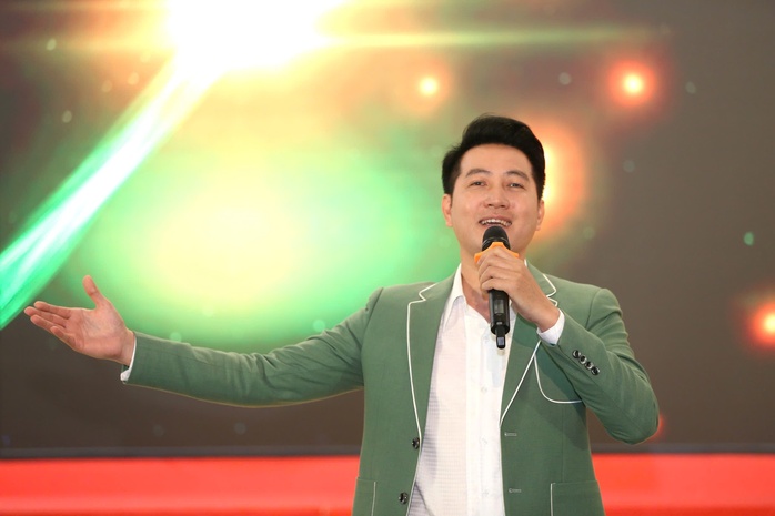 Ca sĩ Nguyễn Phi Hùng: TP HCM đã chắp cánh ước mơ của tôi- Ảnh 1. Ca sĩ Nguyễn Phi Hùng: TP HCM đã chắp cánh ước mơ của tôi- Ảnh 1.
