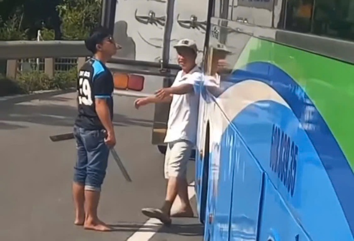 Người đàn ông cầm dao xuống nói chuyện với tài xế xe khách- Ảnh 1. Người đàn ông cầm dao xuống nói chuyện với tài xế xe khách- Ảnh 1.