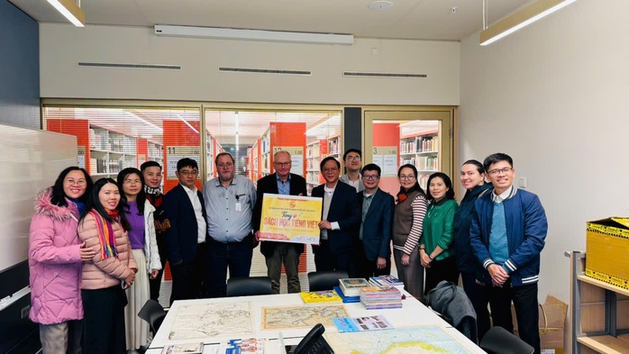Hơn 200 đầu sách Việt Nam được trao tặng cho thư viện Đại học Goethe Frankfurt- Ảnh 1. Hơn 200 đầu sách Việt Nam được trao tặng cho thư viện Đại học Goethe Frankfurt- Ảnh 1.