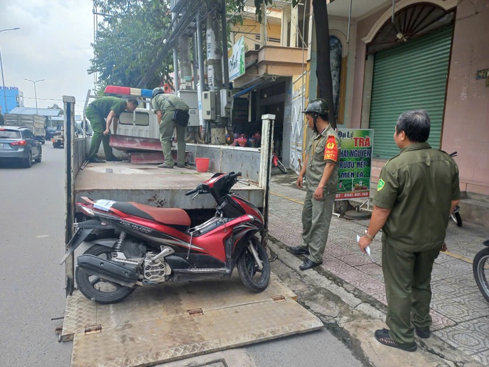 CLIP: Rượt đuổi, đánh nhau trên đường phố Biên Hòa, có tiếng súng nổ- Ảnh 1. CLIP: Rượt đuổi, đánh nhau trên đường phố Biên Hòa, có tiếng súng nổ- Ảnh 1.