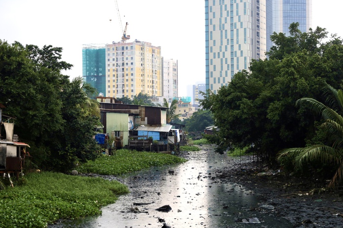 Tình trạng ô nhiễm, mất mỹ quan của rạch Xuyên Tâm được tin tưởng sẽ sớm thay đổi.Ảnh: NGỌC QUÝ Tình trạng ô nhiễm, mất mỹ quan của rạch Xuyên Tâm được tin tưởng sẽ sớm thay đổi.Ảnh: NGỌC QUÝ