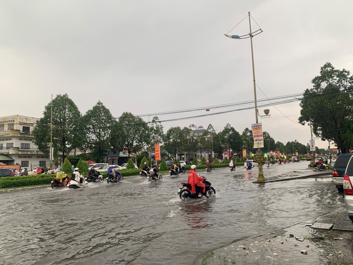 VIDEO: Người dân Cần Thơ “vật lộn” trong nước mưa và triều cường- Ảnh 1. VIDEO: Người dân Cần Thơ “vật lộn” trong nước mưa và triều cường- Ảnh 1.