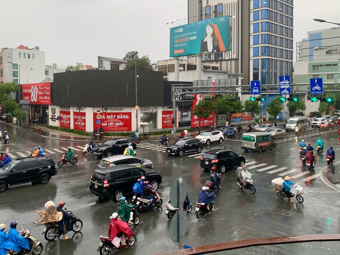 Chiều 17-10, TP HCM mưa rào dai dẳng- Ảnh 1. Chiều 17-10, TP HCM mưa rào dai dẳng- Ảnh 1.