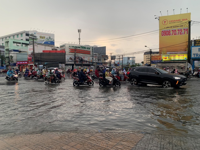 VIDEO: Người dân Cần Thơ “vật lộn” trong nước mưa và triều cường- Ảnh 2. VIDEO: Người dân Cần Thơ “vật lộn” trong nước mưa và triều cường- Ảnh 2.