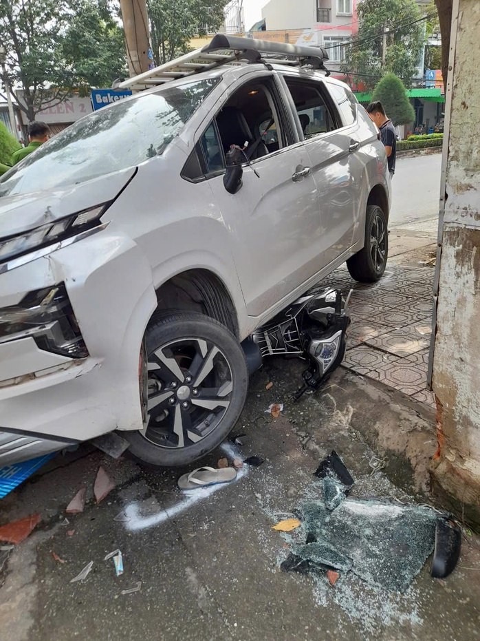 CLIP: Rượt đuổi, đánh nhau trên đường phố Biên Hòa, có tiếng súng nổ- Ảnh 4. CLIP: Rượt đuổi, đánh nhau trên đường phố Biên Hòa, có tiếng súng nổ- Ảnh 4.