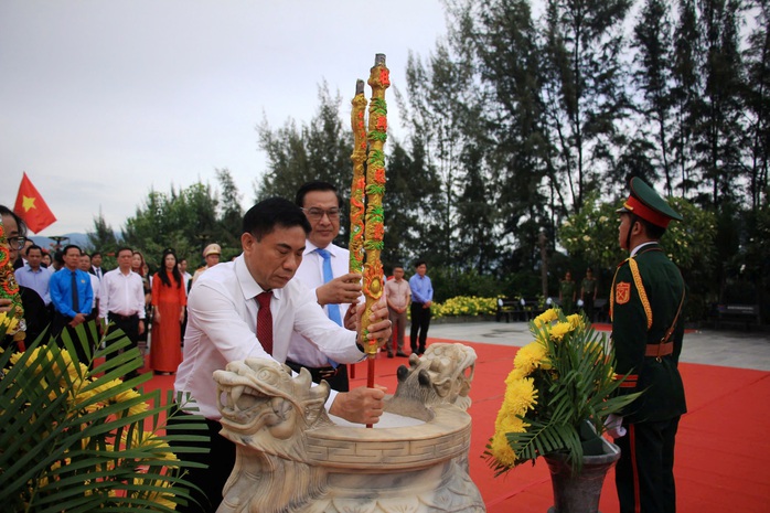 Ban Tuyên giáo Trung ương dâng hương tưởng niệm Chiến sĩ Gạc Ma- Ảnh 2.