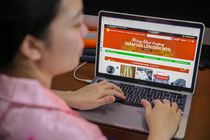 Thương mại điện tử bước vào cuộc chiến mới (*): Ứng phó cơn lốc hàng giá rẻ- Ảnh 1. Thương mại điện tử bước vào cuộc chiến mới (*): Ứng phó cơn lốc hàng giá rẻ- Ảnh 1.