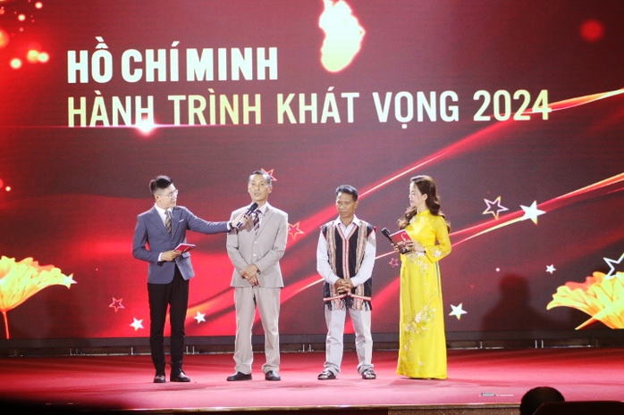 Xúc động chuyện học tập, làm theo gương Bác Hồ- Ảnh 1. Xúc động chuyện học tập, làm theo gương Bác Hồ- Ảnh 1.