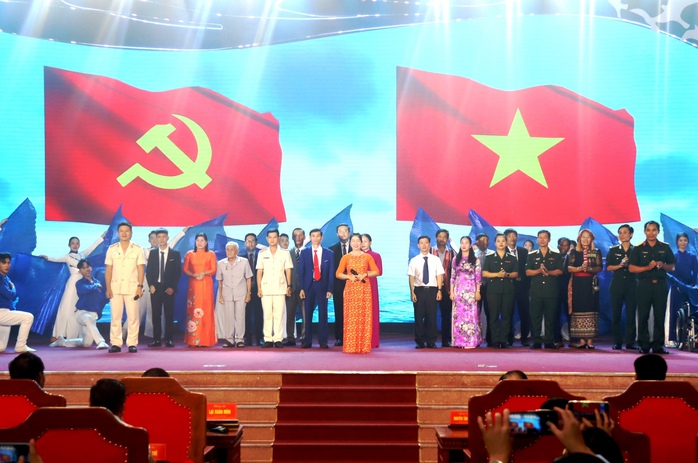 Xúc động chuyện học tập, làm theo gương Bác Hồ- Ảnh 4. Xúc động chuyện học tập, làm theo gương Bác Hồ- Ảnh 4.