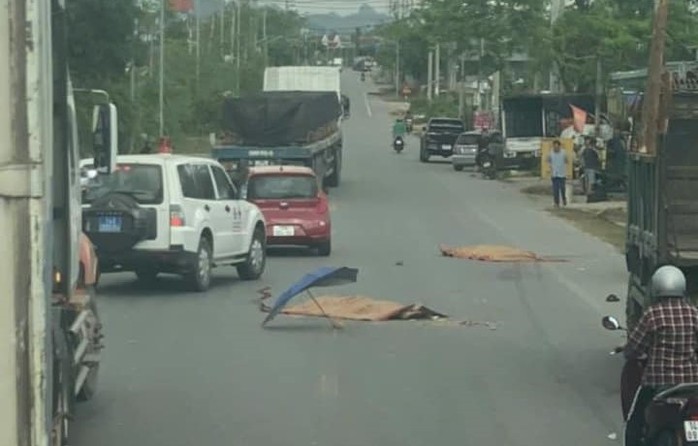 Va chạm liên hoàn với ôtô, 2 nam sinh lớp 9 ngồi sau xe máy tử vong- Ảnh 1. Va chạm liên hoàn với ôtô, 2 nam sinh lớp 9 ngồi sau xe máy tử vong- Ảnh 1.